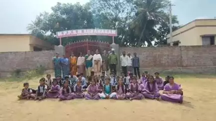 మరుకంబట్టుకు స్కూలును మార్చవద్దని గేటుకు తాళం వేసి ధర్నా చేసిన అగ్రహారం గ్రామస్తులు #localissue