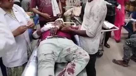 हाथरस: मुरसान सादाबाद रोड पर पट्टा चौराहे पर मैक्स गाड़ी ने बाइक को मारी टक्कर, तीन घायल, 108 एंबुलेंस से लाया गया अस्पताल