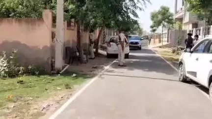 झुंझुनू: शहर की के के कॉलोनी के बी ब्लॉक में चल रही ED की कार्रवाई, जयपुर नंबरों की दो गाड़ियों में आई टीम