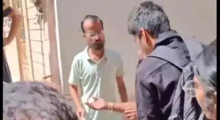 जोधपुर: CHB के सेक्टर 10 में लड़कियों से छेड़छाड़ कर रहे मनचले की हुई धुनाई, पुलिस के हवाले किया गया