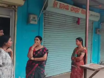 ಸಿಂಧನೂರು: ಮಹಿಳೆಯ ಕತ್ತಿಗೆ ಕೈಹಾಕಿ ಚಿನ್ನದ ಸರ ಕಿತ್ತುಕೊಂಡ ದೃಶ್ಯ ಸಿಸಿಟಿವಿಯಲ್ಲಿ ಸೆರೆ
