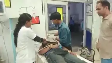 बलरामपुर: जिला पंचायत कार्यालय बलरामपुर के पास सड़क किनारे खड़ी पिकअप वाहन में बाइक सवार ने मारी टक्कर, युवक की हालत नाजुक