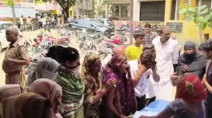 लहरपुर: कुल्ताजपुर के निकट हरगांव जाने वाले मार्ग पर अज्ञात डंपर ने ई-रिक्शा को मारी टक्कर, एक बालिका व एक बुजुर्ग की हुई मौत