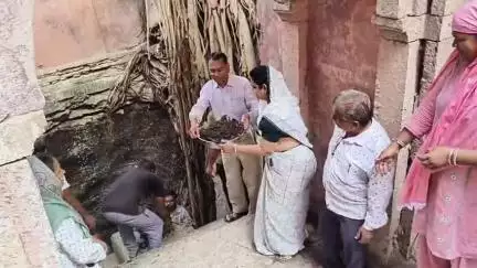 बेगुं: वंदे गंगा जल संरक्षण जन अभियान के तहत बेगू नगर पालिका के कर्मचारियों ने सिलोरियो की बावड़ी की सफाई की