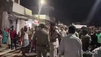 अकबरपुर: पहितीपुर रोड पर बिजली कटौती से परेशान लोगों ने किया चक्का जाम