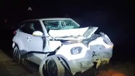 मौदहा: नरायच गांव के पास ओवरटेक करते समय ट्रक ने फोर व्हीलर को मारी टक्कर, दो लोग हुए घायल