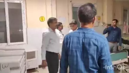 उरई: जिला अस्पताल का जिलाधिकारी राजेश कुमार पांडे ने किया निरीक्षण, कमियां मिलने पर जिम्मेदारों को लगाई फटकार