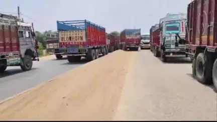 कोईलवर: कोईलवर छपरा फोरलेन पर ट्रैफिक नियमों की धज्जियां उड़ाते ट्रक चालक का वीडियो हुआ वायरल