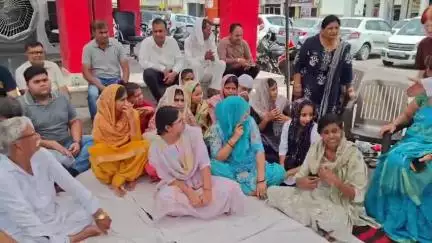 हिसार: महाराजा अग्रसेन मार्केट में शराब का ठेका खुलने पर दुकानदारों का प्रदर्शन, ठेका बंद करने की मांग