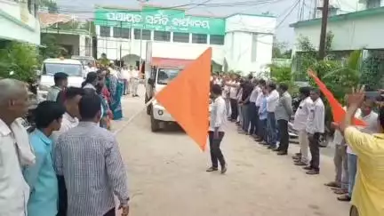 ଯାଜପୁର: ପଂଚାୟତ ବାସୀଙ୍କୁ ବିଭିନ୍ନ ଯୋଜନାର ସଚେତନତା ପାଇଁ ଜିଲ୍ଲା ପ୍ରଶାସନ ପକ୍ଷରୁ କୋରେଇ ବ୍ଲକ କାର୍ଯ୍ୟାଳୟରୁ ବିକାଶ ରଥର ଶୁଭାରମ୍ଭ