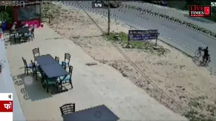 मंडी में फोरलेन पर सड़क किनारे खड़े व्यक्ति पर चढ़ी बेकाबू कार, अस्पताल में भर्ती