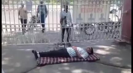 जोधपुर: JNVU में पेंशनर्स ने लंबित भुगतान को लेकर विश्वविद्यालय के गेट पर ताला लगाकर किया जोरदार विरोध प्रदर्शन