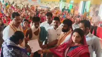 କାମାକ୍ଷାନଗର: ବଡ଼ସୁଆଳ ପଂଚାୟତରେ ଗୁରୁବାର  ୧୧ଟାରେ ହିତାଧିକାରୀଙ୍କୁ ବଣ୍ଟନ କାର୍ଯ୍ୟକ୍ରମ ଅନୁଷ୍ଠିତ ଉପସ୍ଥିତ ରହିଲେ ବିଡିଓ ପ୍ରଭୁକଲ୍ୟାଣ ଦାସ