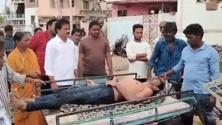 నరసాపురం: వశిష్ట గోదావరిలో వేటకెళ్లిన మత్స్యకారుడు మృతి, పరామర్శించిన ఎమ్మెల్యే బొమ్మిడి నాయకర్