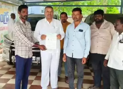 మణుగూరు: లబ్ధిదారునికి సీఎంఆర్ఎఫ్ చెక్కును అందజేసిన పినపాక ఎమ్మెల్యే పాయం