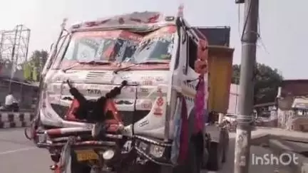 आगरा: नरीपुरा में तेज रफ्तार डंपर ने दो लोगों को रौंदा, एक की हुई दर्दनाक मौत और एक घायल