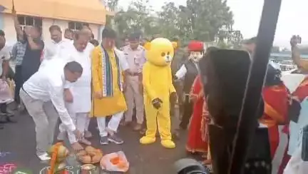 ବୌଦ୍ଧ ସଦର: ଜିଲ୍ଲାପାଳଙ୍କ କାର୍ଯ୍ୟାଳୟ ପରିସରରୁ 3 ଟି ବିକାଶ ବାହନ ରଥର ଶୁଭାରମ୍ଭ କଲେ ମନ୍ତ୍ରୀ କୃଷ୍ଣଚନ୍ଦ୍ର ମହାପାତ୍ର