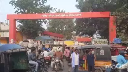 कटनी नगर: कृषि उपज मंडी के मुख्य द्वार पर व्यापारी और किसानों का प्रदर्शन, नियम विरुद्ध लाइसेंस का विरोध