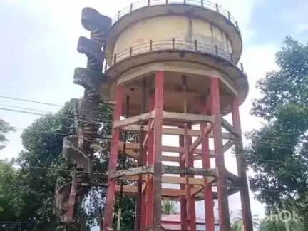 കാർത്തികപ്പള്ളി: 'ഈ മലിനജലം ഞങ്ങൾ കുടിക്കണോ' വീയപുരത്ത് കുഴൽ കിണറിന്റെ പൈപ്പ് ലൈൻ പൊട്ടി ശുദ്ധജല വിതരണം തടസ്സപ്പെട്ടു #localissue