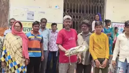 रायसेन: राशन के लिए धूप में तड़पते ग्रामीण, दीवानगंज वितरण केंद्र में लटका ताला