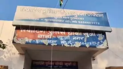 खुर्जा: खुर्जा जेवर मार्ग पर नदी के निकट ट्रैक्टर और कार की टक्कर, पति की मौत और पत्नी घायल