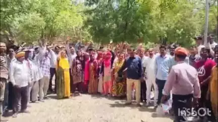 बीकानेर: करणी औद्योगिक क्षेत्र के लोगों ने कलेक्ट्रेट कार्यालय के आगे दिया धरना, जताया विरोध