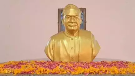 அகஸ்தீஸ்வரம்: மார்சல் நேசமணியின் 131 வது பிறந்தநாள் வேப்பமூடு சந்திப்பில் அவரது சிலைக்கு மாவட்ட ஆட்சியர் மாலை அணிவித்து மரியாதை
