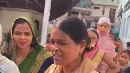 खुर्जा: खुर्जा में जेवर अड्डा स्थित डाकघर में पुलिस फोर्स की मौजूदगी में 600 आधार कार्ड के फार्म वितरित किए गए