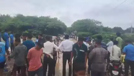 ಗುಳೇದಗುಡ್ಡ: ರಾತ್ರಿಯಿಡಿ ಸುರಿದ ಮಳೆಯ ಎಫೆಕ್ಟ್,ಮುಳುಗಡೆ ಕಂಡ ಗುಳೇದಗುಡ್ಡದ ಪರ್ವತಿ ಸೇತುವೆ