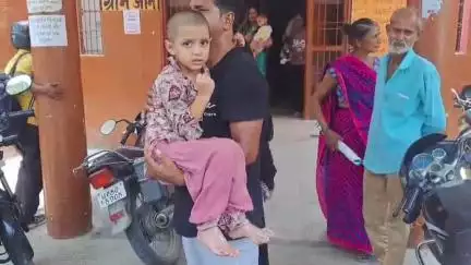 शाहबाद: बजरिया में खेलते समय खंभे से करंट लगने के कारण बच्ची गंभीर रूप से जख्मी, अस्पताल में भर्ती कराया गया