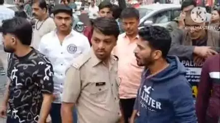 देहरादून: पीआरडी जवान द्वारा स्थानीय युवक को थप्पड़ मारने के विरोध में मसूरी माल रोड पर स्थानीय लोगों ने किया हंगामा