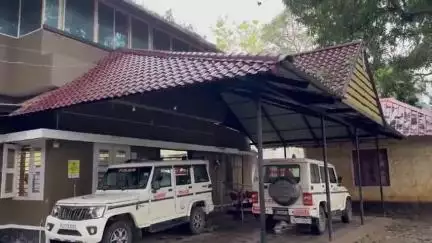 പീരുമേട്: ഒളി ക്യാമറയിൽ വനിത പോലീസ് ഉദ്യോഗസ്ഥരുടെ ദൃശ്യങ്ങൾ പകർത്തി, വണ്ടിപ്പെരിയാർ പോലീസ് സ്റ്റേഷനിലെ ഉദ്യോഗസ്ഥൻ അറസ്റ്റിൽ