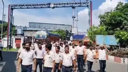 হলদিয়া: হলদিয়া এক্সাইড কারখানায় পার্মানেন্ট শ্রমিকরা শ্রমিক নির্বাচনের দাবিতে স্টাইক দ্বিতীয় দিনে কারখানার ভেতরে মিছিল শ্রমিকরা