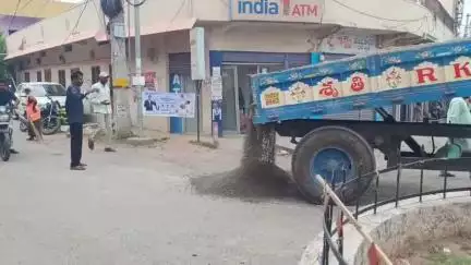 పెద్దపల్లి: రేపు మంత్రుల పర్యటన సందర్భంగా ప్రధాన రహదారులు శుద్ధి చేస్తున్న మున్సిపల్ సిబ్బంది