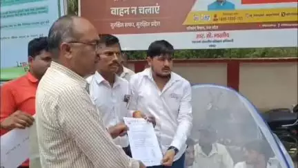 गोंडा: छात्र पंचायत के राष्ट्रीय अध्यक्ष के नेतृत्व में प्राइवेट स्कूलों में बढ़ती फीस के खिलाफ किया गया विरोध प्रदर्शन