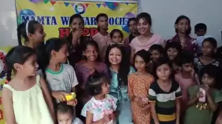 ममता वेलफेयर सोसाइटी में जन्मदिन मनाया और बच्चों को फ्रूट्स वितरण किया