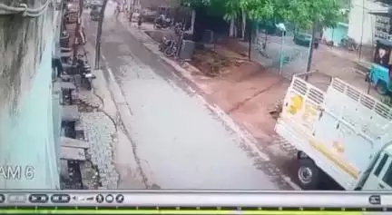 कौंच: बजरिया पावर हाउस के पास बीच सड़क पर टूटकर गिरा नीम का पेड़, 2 बाइकें व विद्युत पोल क्षतिग्रस्त, CCTV आया सामने