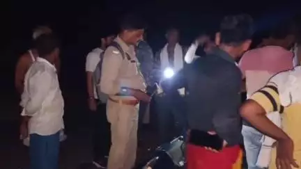 चकरनगर: हनुमन्तपुरा के समीप सड़क पर खड़ी ट्रैक्टर ट्राली में घुसी स्कूटी, युवक की हालत नाजुक, जिला अस्पताल के लिए रेफर