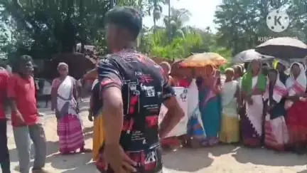 সোণাৰি: শিঙৰীতলীত বাগিচাত নিজ প্ৰাপ্যৰ দাবীত শ্ৰমিকৰ প্ৰতিবাদ, কাৰ্যালয় ঘেৰাও কৰি উত্তাল প্ৰতিবাদ সাব্যস্ত কৰে শ্ৰমিকে