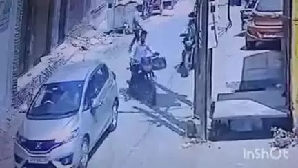 कोल: इंद्रानगर में चौथ वसूली के विरोध में फायरिंग की घटना CCTV में कैद, कार सवार बदमाशों के पास चाकू और अवैध तमंचा, FIR दर्ज