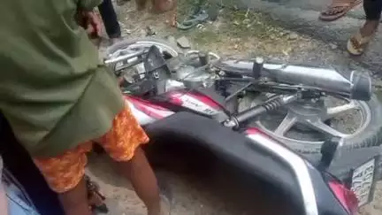 महाराजगंज: धरमौली नहर पुल पर दो बाइकों की आमने-सामने टक्कर, दो लोग घायल