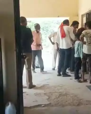 बांगरमऊ: बांगरमऊ के बेहटा मुजावर में लो वोल्टेज से ग्रामीणों का फूटा गुस्सा, पावर हाउस में सैकड़ों लोगों ने काटा हंगामा