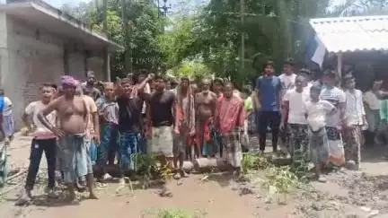 বসিরহাট ২: দক্ষিণ দেবীপুর বেহাল রাস্তা সংস্কারের দাবিতে রাস্তায় গাছের গুঁড়ি ফেলে পথ অবরোধ করে বিক্ষোভ গ্রামবাসীদের #jansamasya
