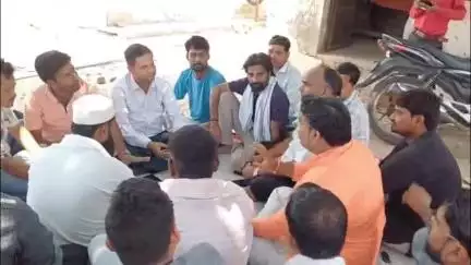जलेसर: कस्बा जलेसर में बिजली कटौती से परेशान सभासदों ने बिजली घर पर किया धरना प्रदर्शन, कटौती की रोक के लिए की मांग