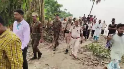 মানকাচৰ: নেৱাজেজপুৰ, কোকৰাডাঙাত ব্ৰহ্মপুত্ৰৰ গৰাখহনীয়া অঞ্চল পৰিদৰ্শন ৰাজহ বিভাগৰ প্ৰধান সচিবৰ লগতে জিলা আয়ুক্তৰ