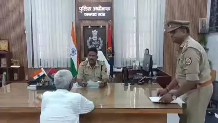मऊ: बकवल स्थित एसपी कार्यालय में एसपी इलामारन जी द्वारा की गई जनसुनवाई, लगभग 19 मामलों के निस्तारण के दिए निर्देश
