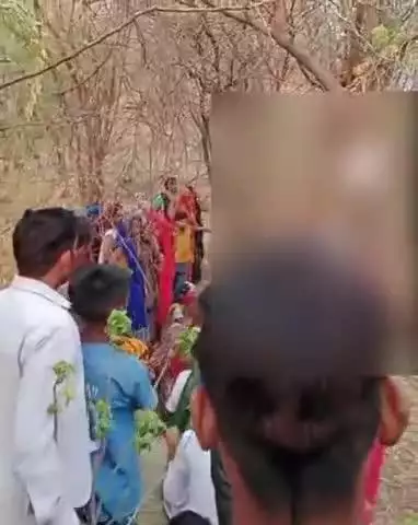 कालपी: ग्राम मदरालालपुर के जंगल में संदिग्ध परिस्थितियों में बबूल के पेड़ से लटकता मिला किशोर का शव, पुलिस जांच में जुटी