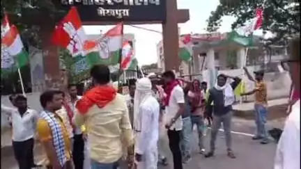 शेखपुरा: कांग्रेस ने 'रोजगार दो या सत्ता छोड़ो' कार्यक्रम के तहत कलेक्ट्रेट के सामने किया प्रदर्शन, सरकार के खिलाफ जताई नाराजगी