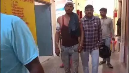 महाराजगंज: बसहिया खुर्द में दूध वैन और ईंट लदी ट्रॉली की टक्कर, दो युवक हुए घायल
