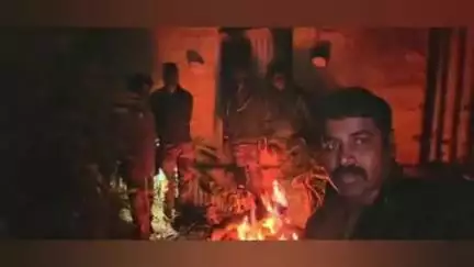 உதகமண்டலம்: மாயார் பள்ளி சமையல் அறையை சேதப்படுத்தியகாட்டுயானை இரவிலும் தீ மூட்டி கண்காணிப்பில் வனத்துறை வனச்சரகர் தனபால் ஆய்வு
